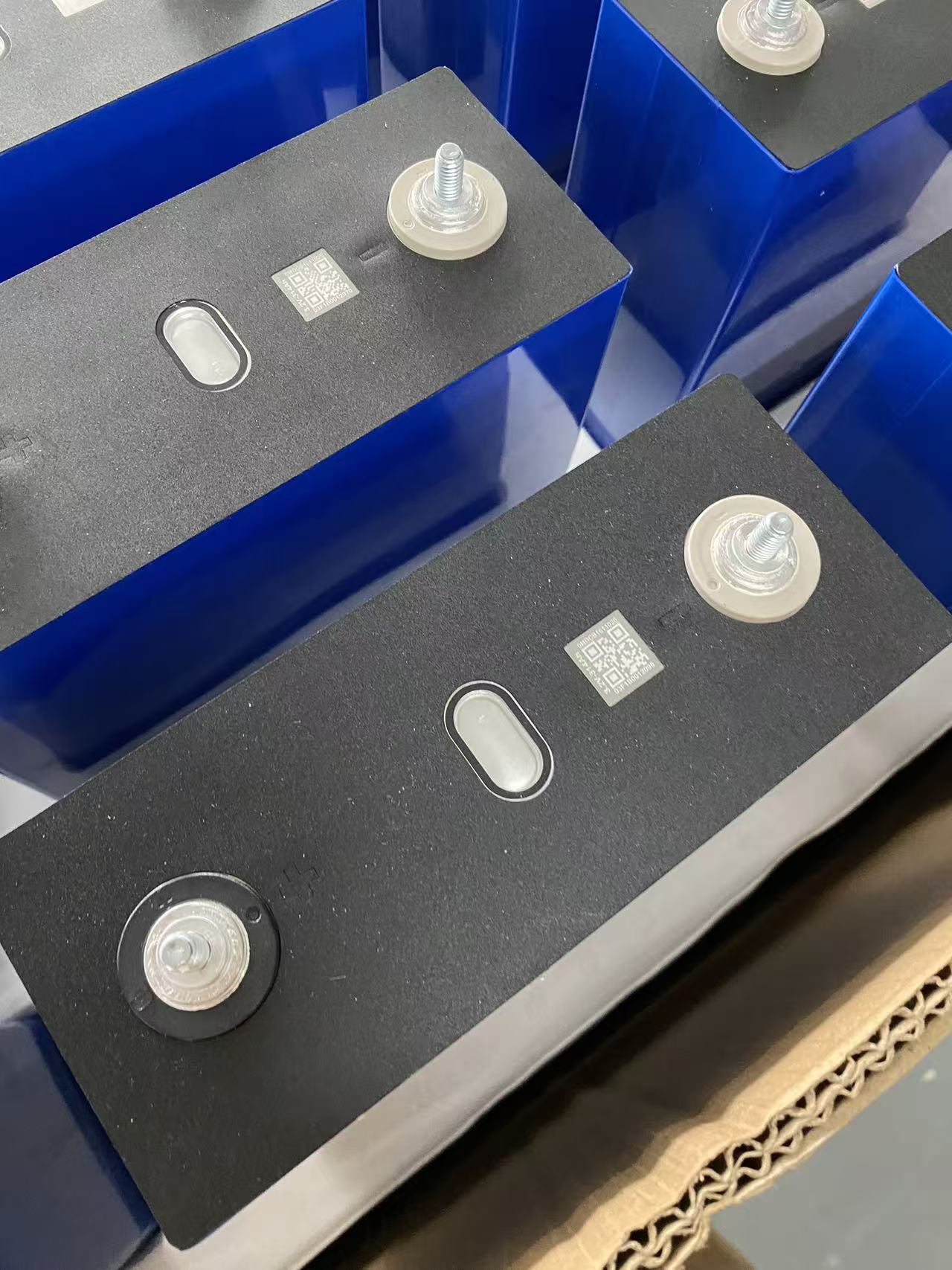 Batterie lithium-ion rechargeable Cornex 3,2 V 314 Ah LiFePO4 en stock. Capacité réelle atteignant 330-340 Ah.